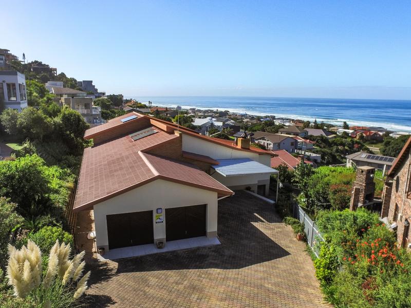 5 Bedroom Property for Sale in Outeniqua Strand Western Cape